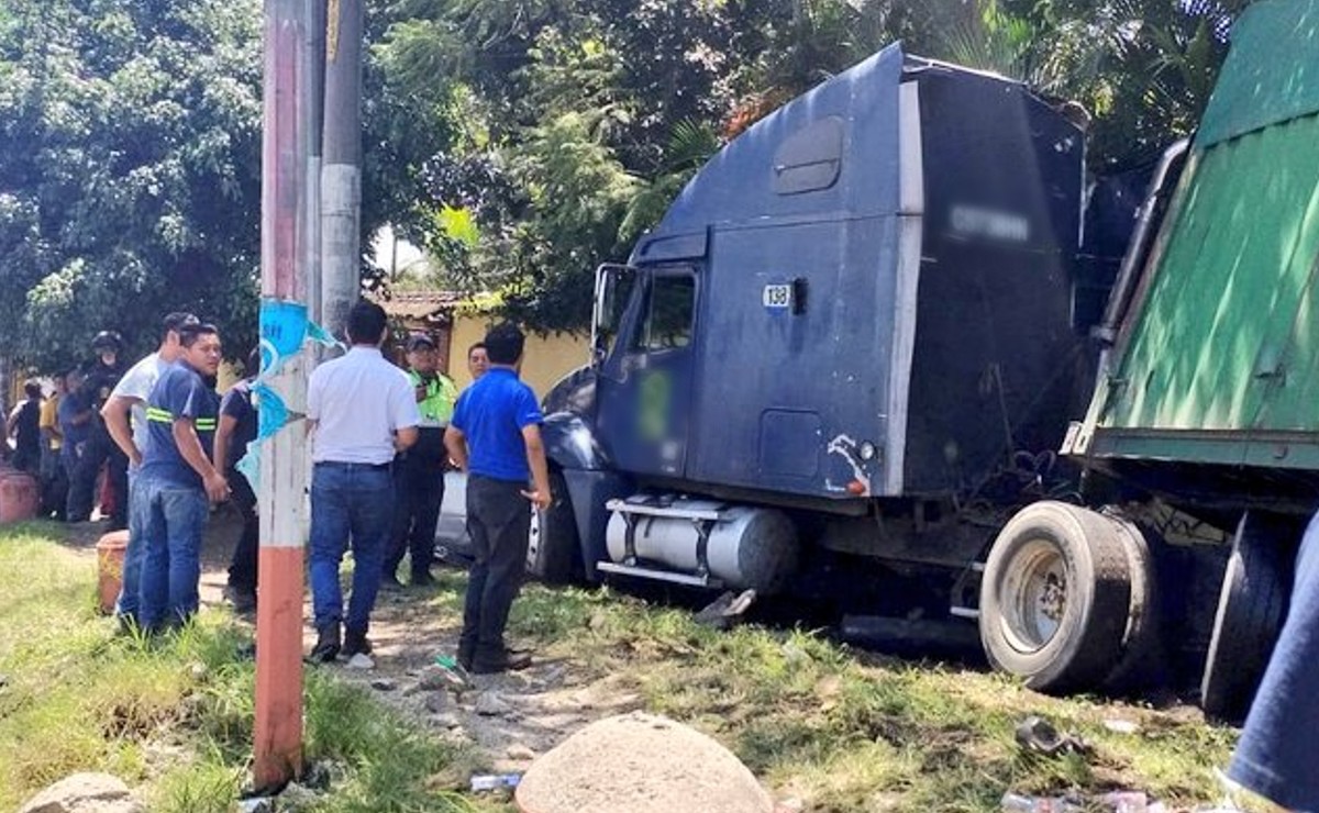 Tráiler pierde el control en bajada de la Cruz, Villa Nueva