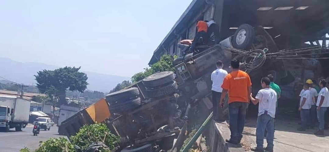 Camión vuelca en la Bajada de la Cruz, Villa Nueva - Radio Sonora