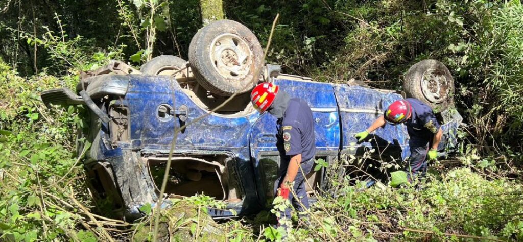 Conductor pierde el control y cae a barranco - Radio Sonora