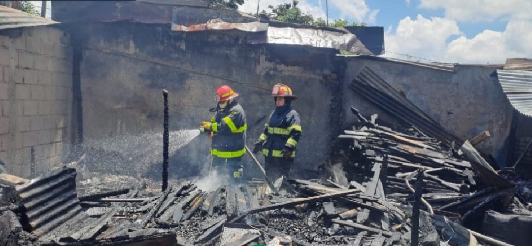 Voraz incendio arrasó con una vivienda en Villa Nueva