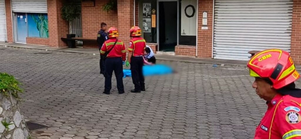 Hombre muere tras caer de un edificio en Avenida Las Américas