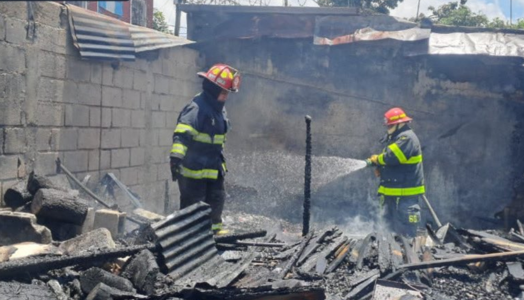 Voraz incendio arrasó con una vivienda en Villa Nueva