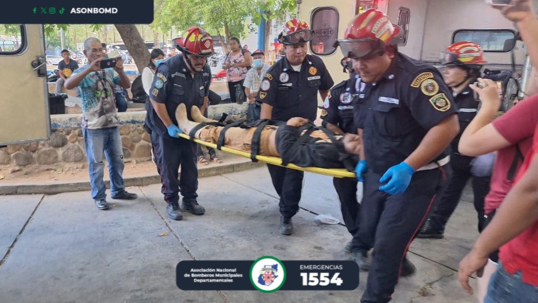 Conductor pierde el control y cae a barranco - Radio Sonora
