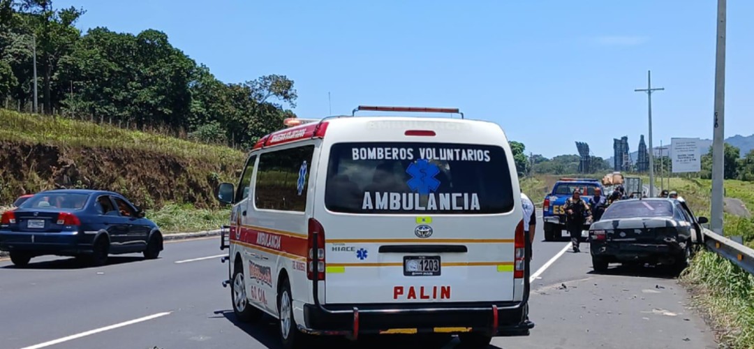 Doble colisión deja 4 personas heridas en ruta al Pacífico