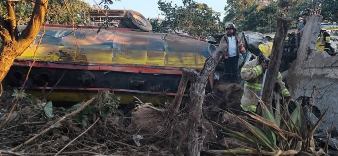 Piloto de camión cisterna muere en accidente de tránsito