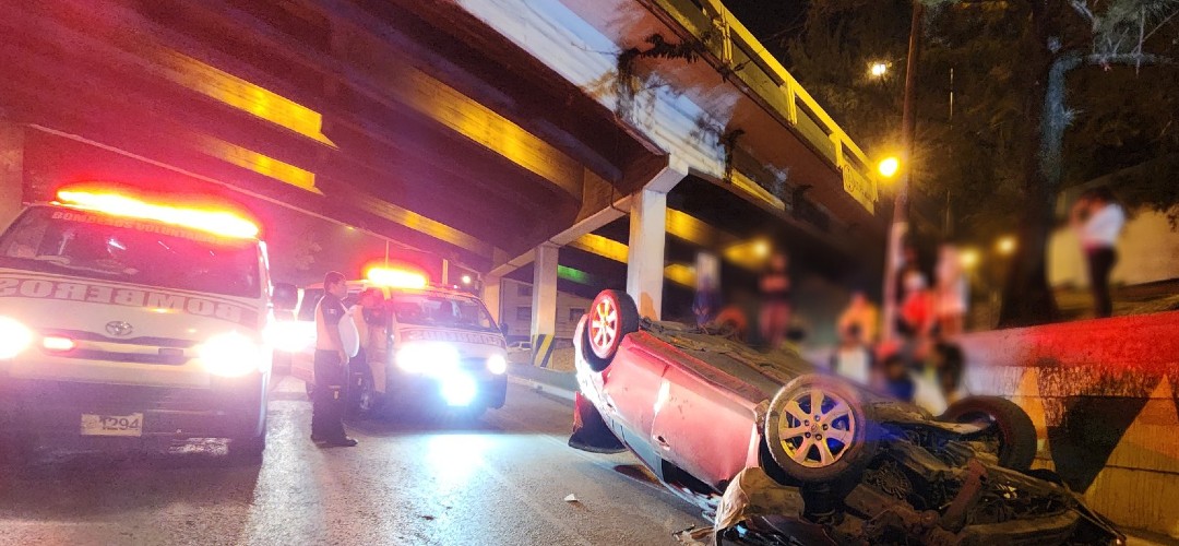 Vehículo vuelca tras perder el control en la zona 1