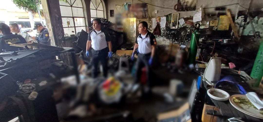 Balean a dos personas en un taller de la zona 6
