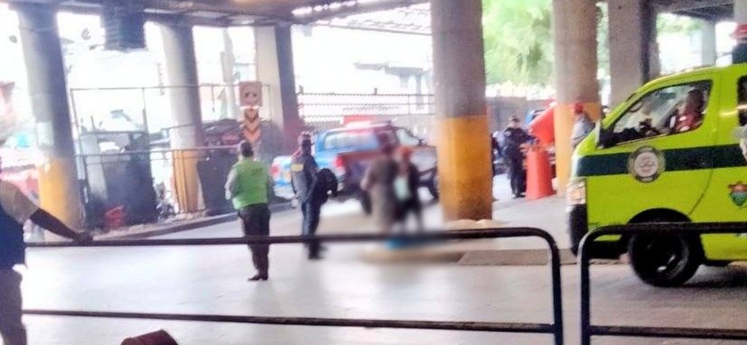 Mujer se desploma mientras caminaba en el Cenma