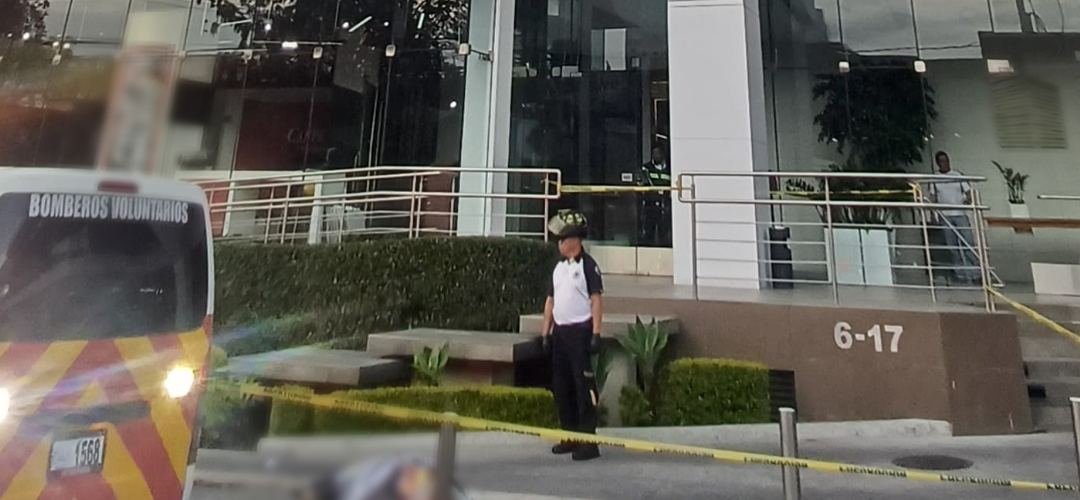 Mujer sufre una caída desde lo alto de un edificio en zona 10 ...