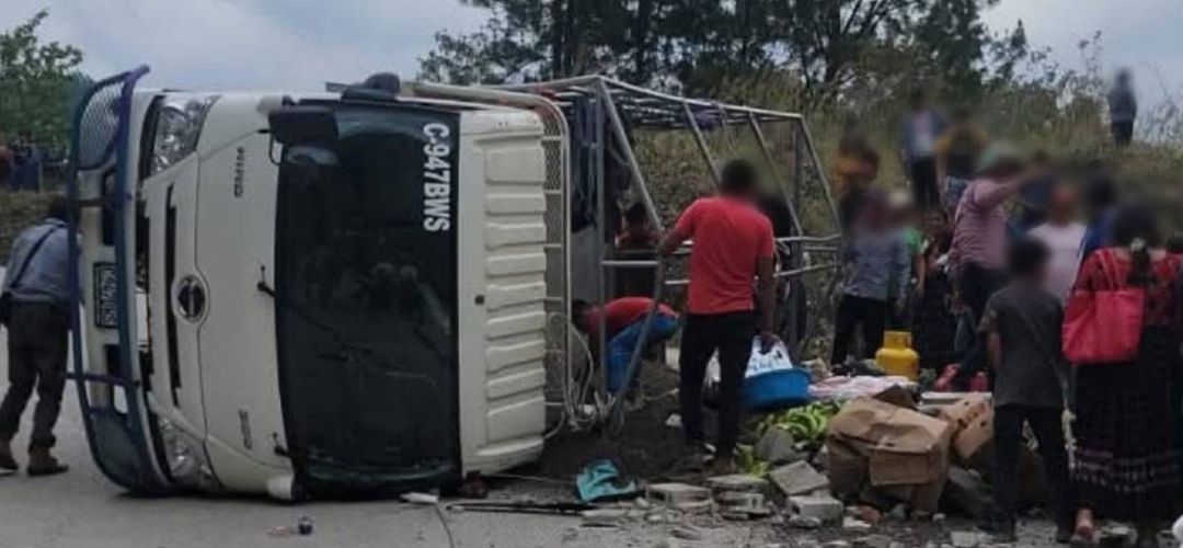 Camión vuelca sobre la cinta asfáltica y deja a varias personas heridas en Alta Verapaz