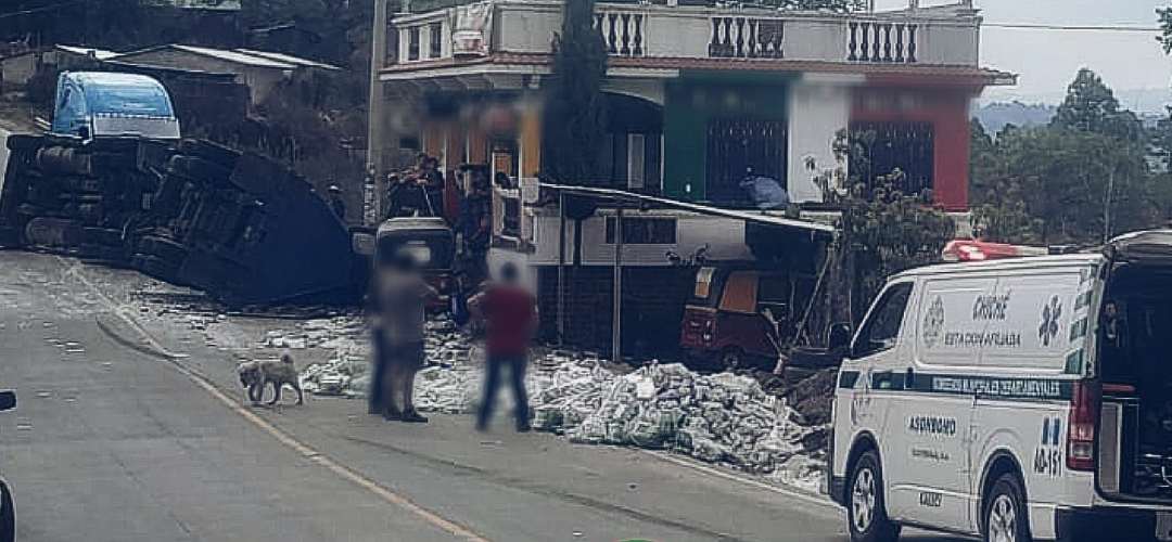 Camión repartidor de bebidas volcó en ruta de Tecpán, Chimaltenango a Quiché