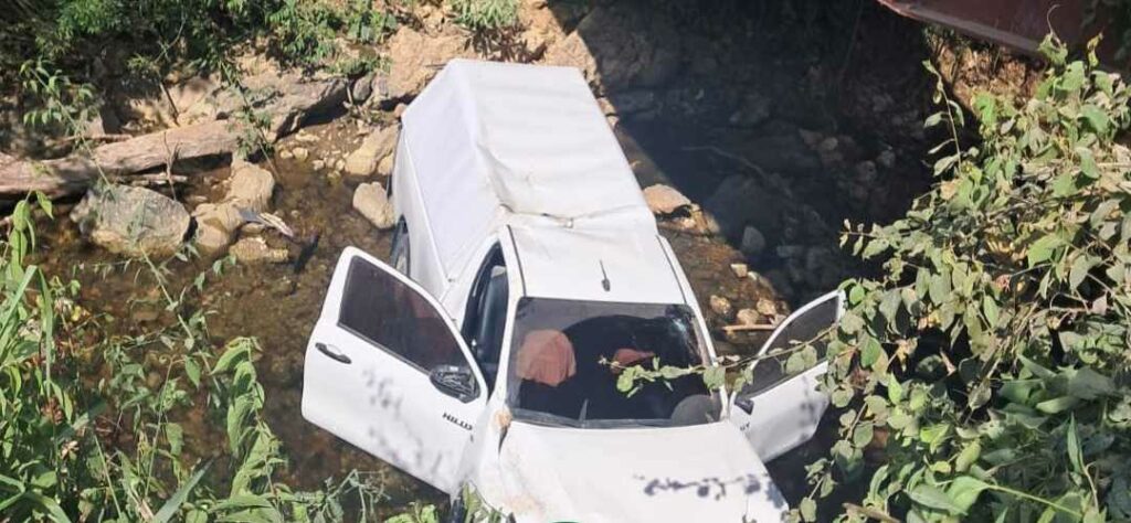 Vehículo cae de un puente y deja dos personas heridas en Dolores, Petén ...