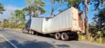 Tráiler se dobla a la mitad en ruta al Atlántico