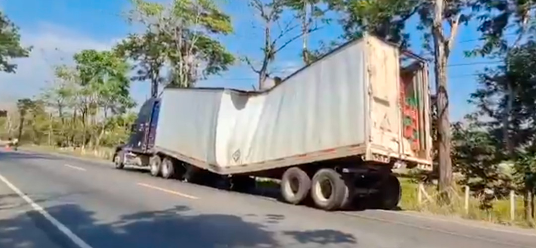 Tráiler se dobla a la mitad en ruta al Atlántico