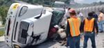 Tráiler vuelca y bloquea la VAS entre Villa Canales y Carretera a El Salvador