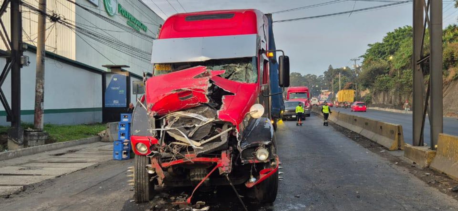 Dos tráileres colisionan en ruta al Pacífico y complican el paso