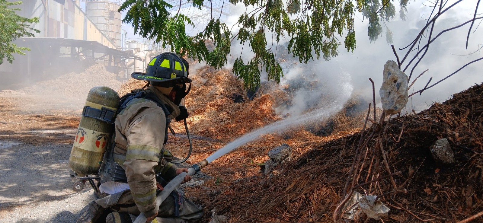 Reportan incendio en aserradero de ruta al Atlántico
