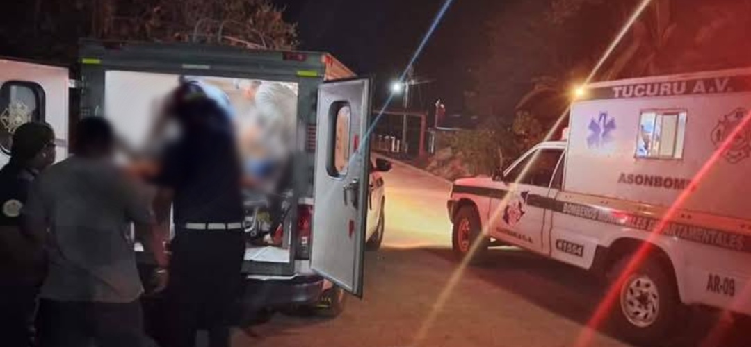 Dos motocicletas colisionan de frente en Alta Verapaz