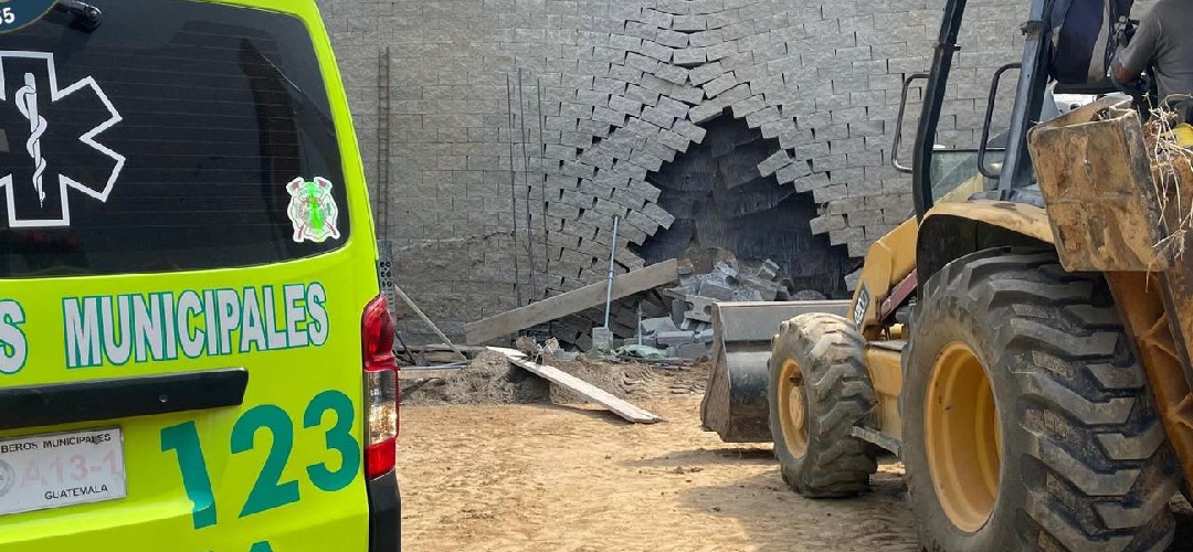 Trabajador herido tras ser aplastado por un muro en la zona 4 de Mixco