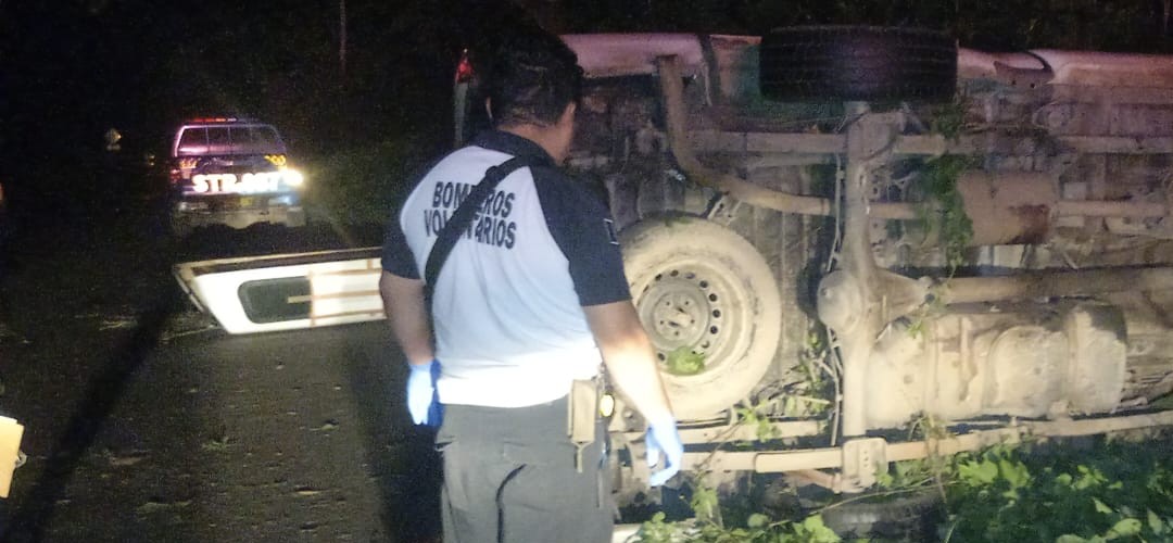 Accidente: Vehículo vuelca en carretera a El Salvador