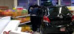Conductora pierde el control y se empotra en tienda en Zona 10 de Mixco