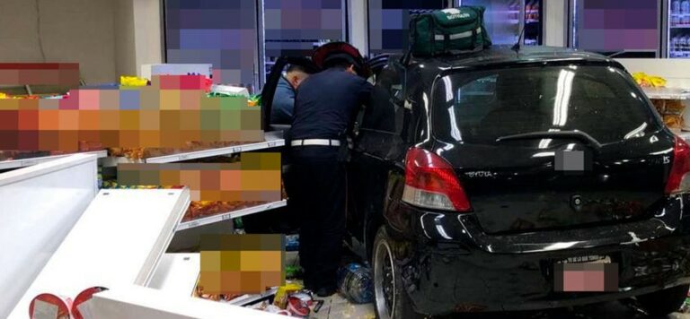 Conductora pierde el control y se empotra en tienda en Zona 1