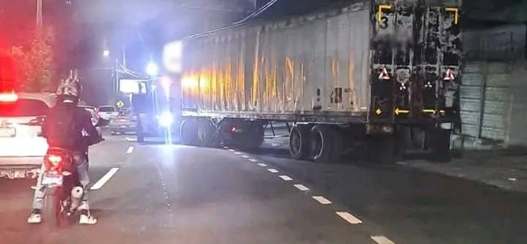 Fuerte accidente: Camión colisiona con vehículo en la ruta Interamericana