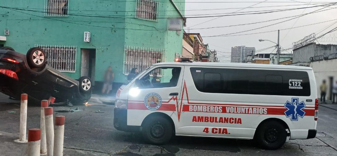 Fuerte accidente: Vehículo vuelca en la zona 1