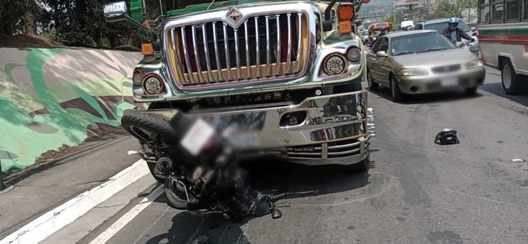 Fuerte colisión entre bus y motocicleta se registra en la ruta Interamericana