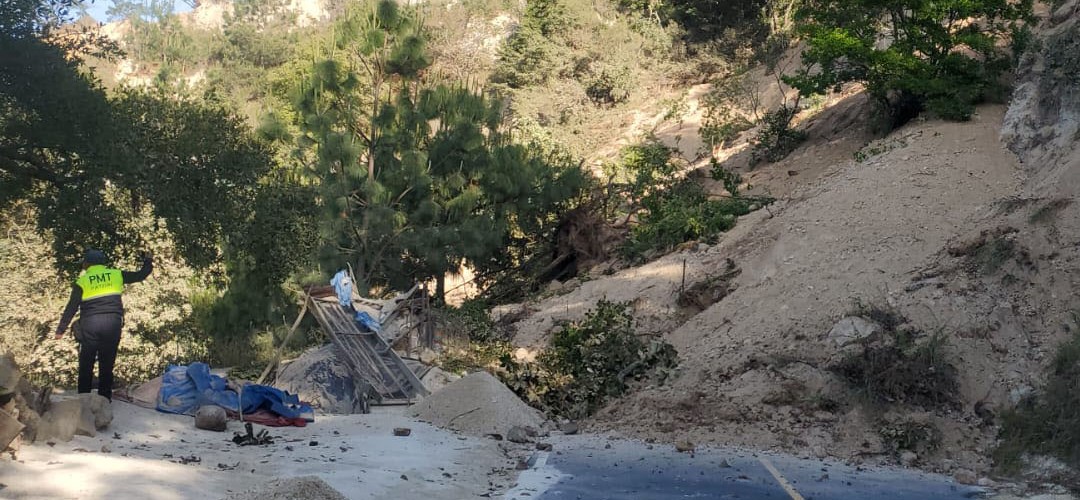 Precaución: Derrumbe bloquea el paso en Patzún, Chimaltenango