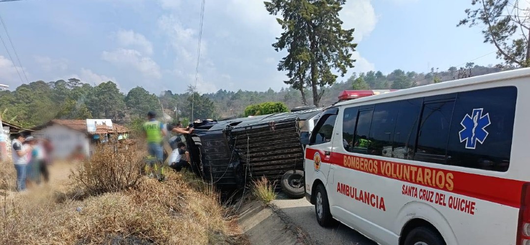 Fuerte accidente: Microbús vuelca en ruta a Sacapulas