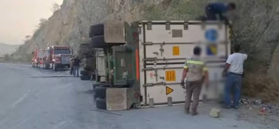 Tráiler queda volcado en la ruta al Atlántico