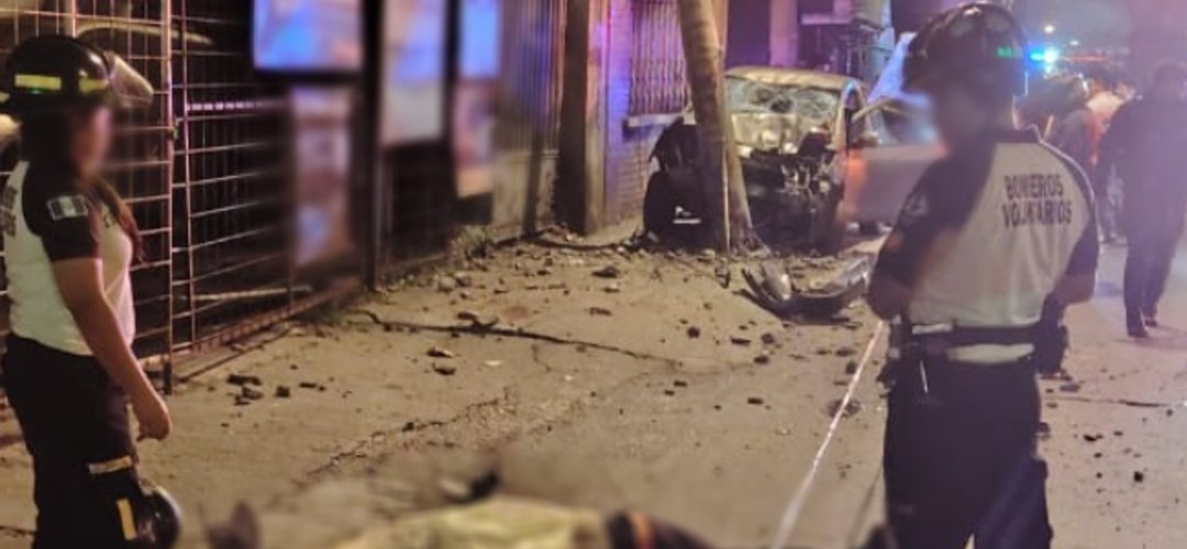 Fuerte colisión en Calzada Roosevelt deja un fallecido y dos heridos