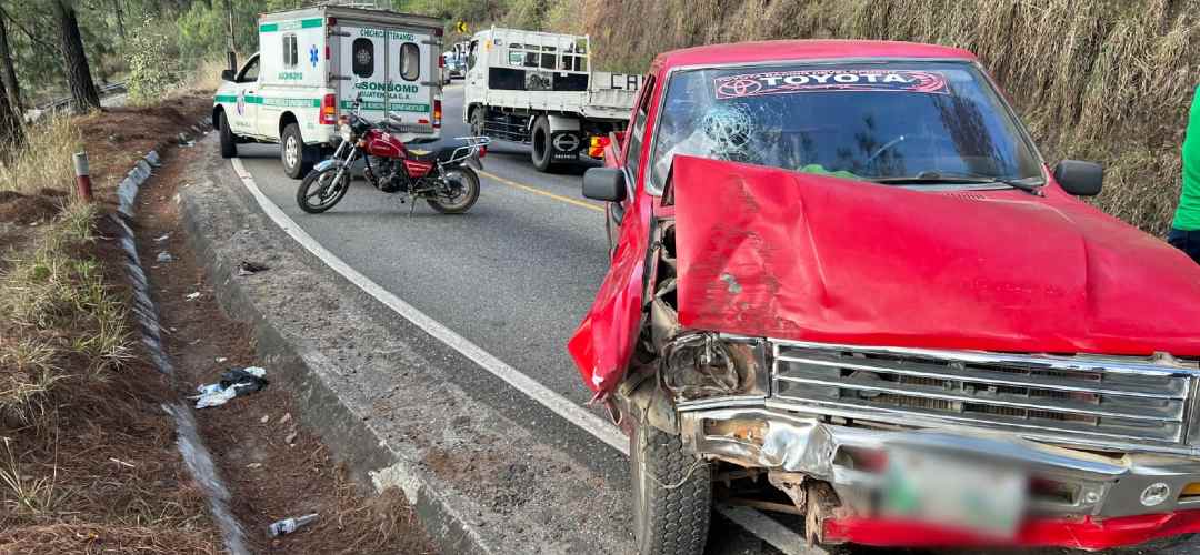 Fuerte colisión de pickup en Quiché dejó a tres personas heridas