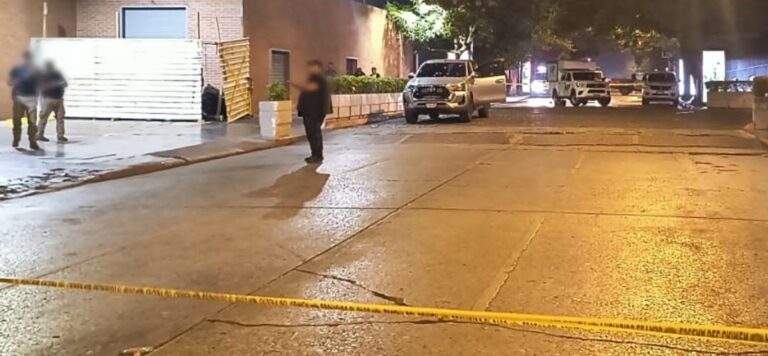 Hombre fallece tras ser atacado a balazos mientras conducía vehículo en zona 1