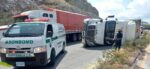 Tráiler vuelca en ruta al Atlántico y complica el paso
