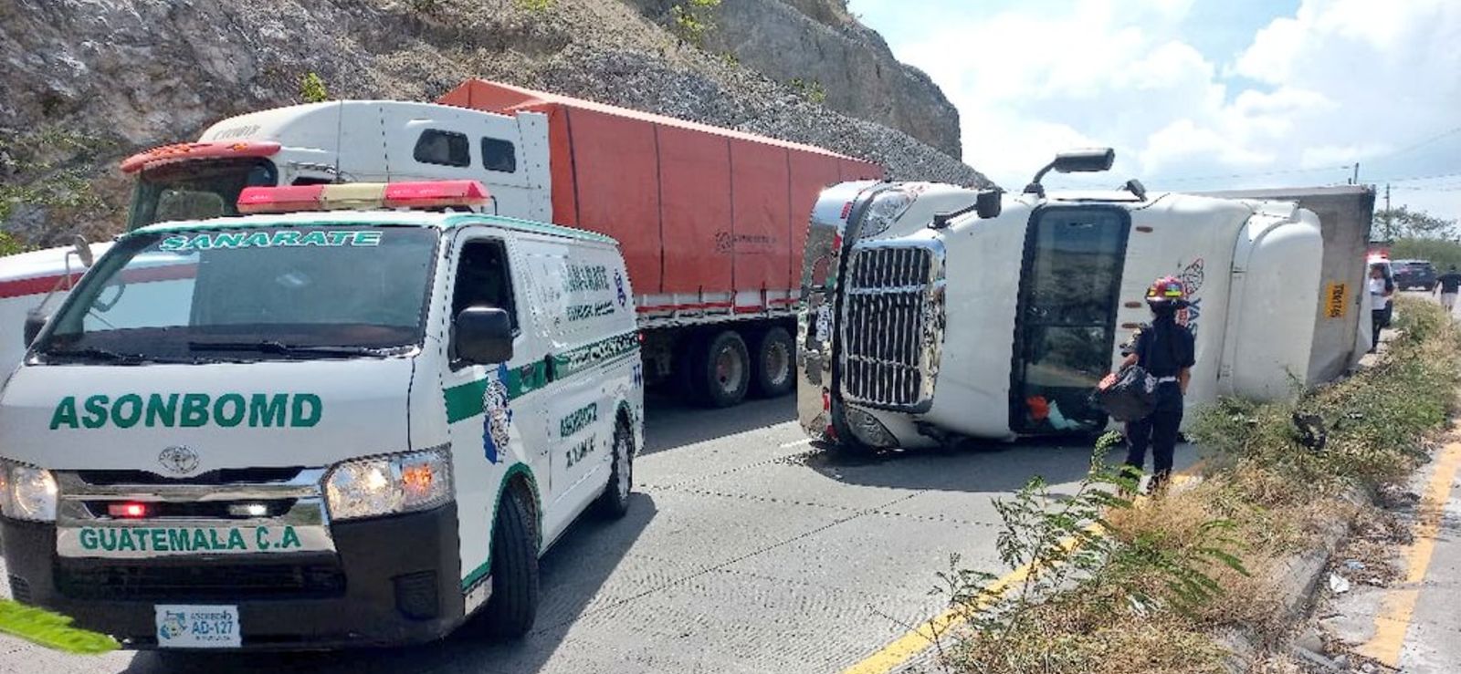 Tráiler vuelca en ruta al Atlántico y complica el paso