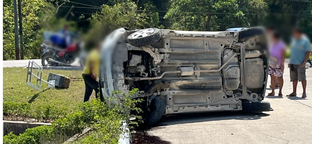 Automovilista vuelca y dos personas resultan heridas