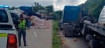 Tráiler bota su carga en km 41 ruta al Atlántico