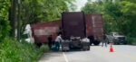 Tráiler pierde el control y queda empotrado en árboles en la ruta al Atlántico