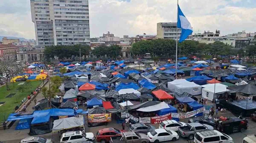 Mineduc sancionará a maestros por ausentarse a clases durante protestas del STEG