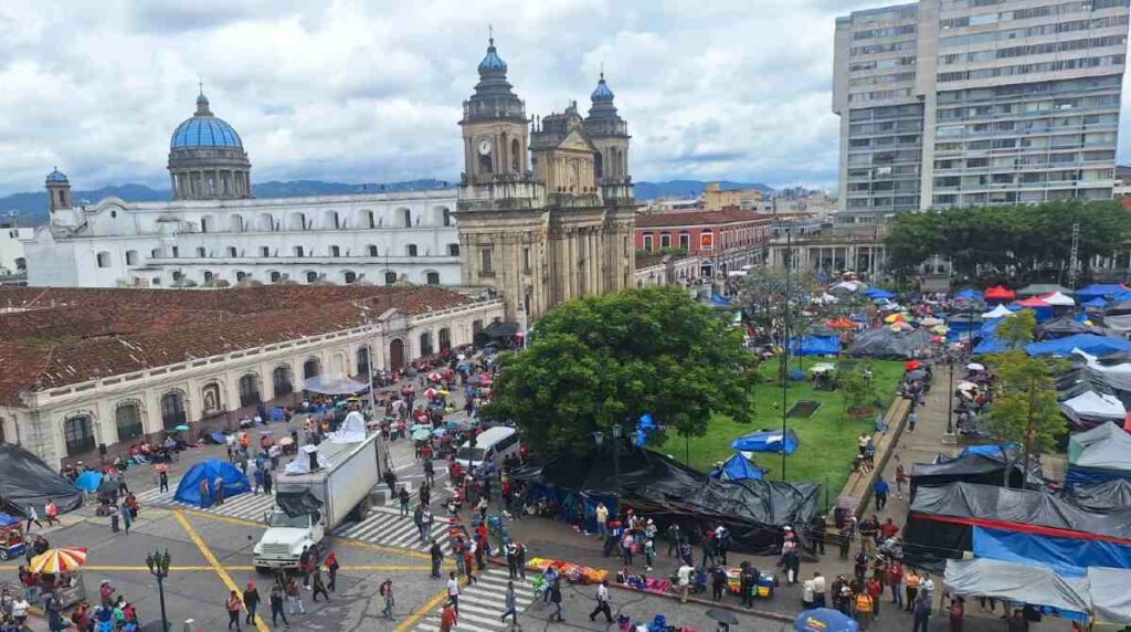 Mineduc sancionará a maestros por ausentarse a clases durante protestas del STEG
