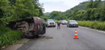 Piloto pierde el control y vuelca en carretera a El Salvador