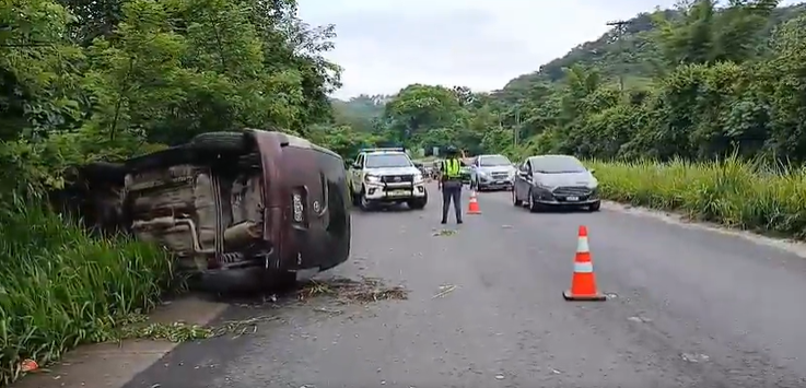 Piloto pierde el control y vuelca en carretera a El Salvador