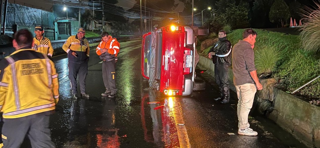 Piloto pierde el control y vuelca en ruta a El Salvador