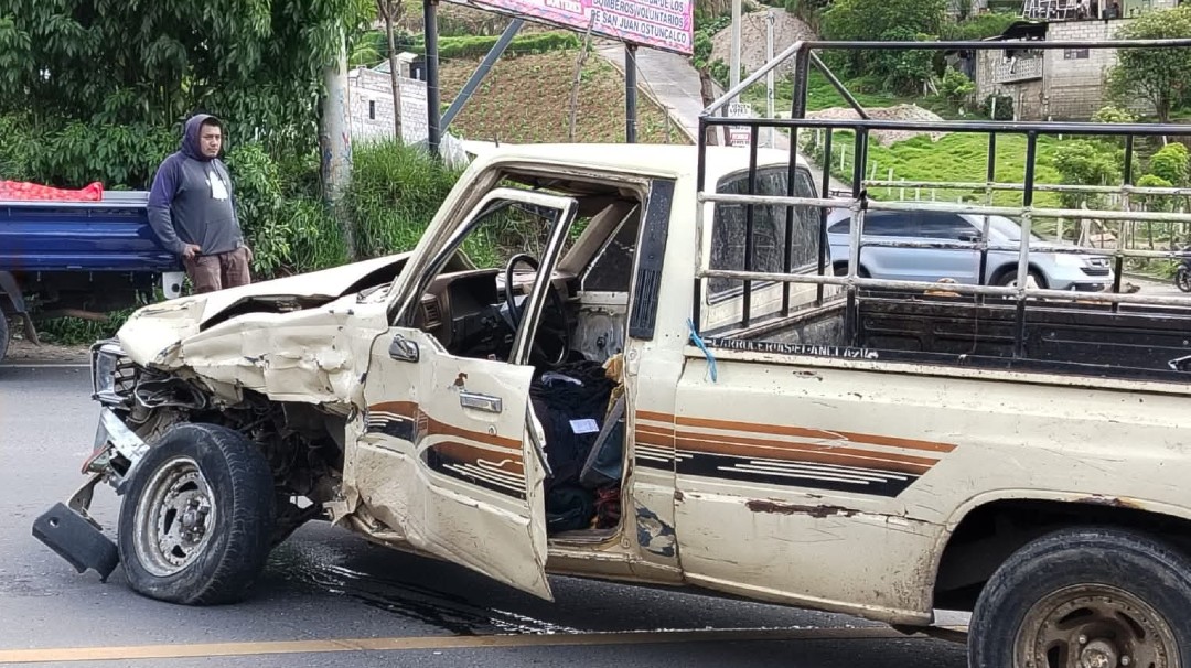 Reportan doble colisión en San Juan Ostuncalco, Quetzaltenango