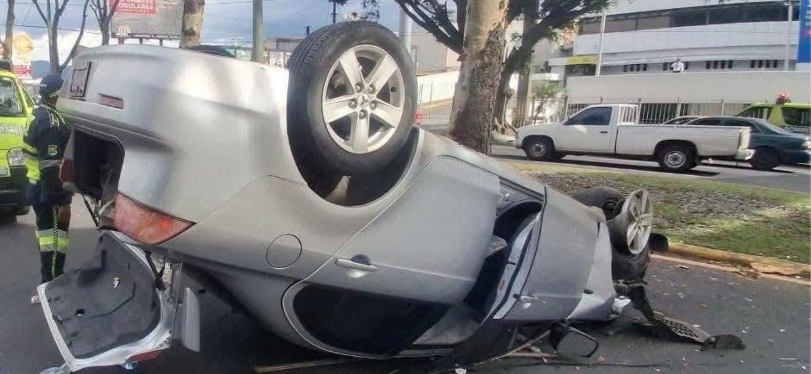 Piloto pierde el control y vuelca en Bulevar Los Proceres