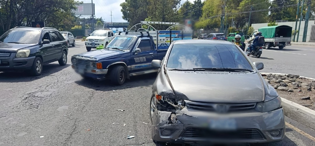 Fuerte colisión se registra en la Calzada Roosevelt