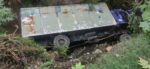 Camión cae a hondonada en la ruta al Pacifico