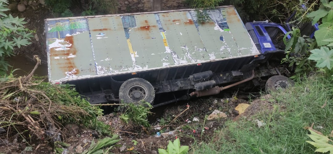Camión cae a hondonada en la ruta al Pacifico